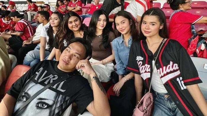 Tepis Isu Selingkuh, Azizah Salsha Dukung Pratama Arhan di GBK