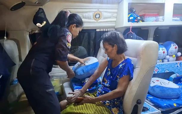 Wanita asal Bangkok Thailand berhasil selamat setelah dililit ular piton. Foto : ViralPress