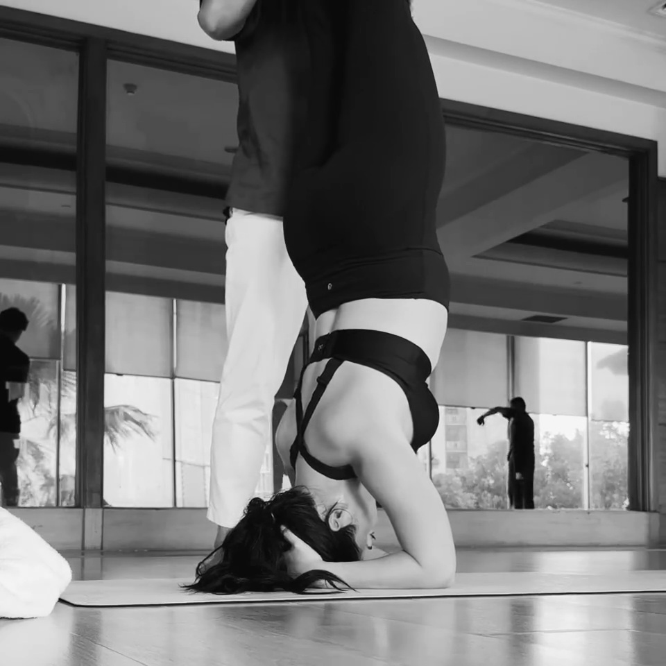Nikita Willy saat melakukan gerakan headstand (Foto: Instagram/nikitawillyofficial94)