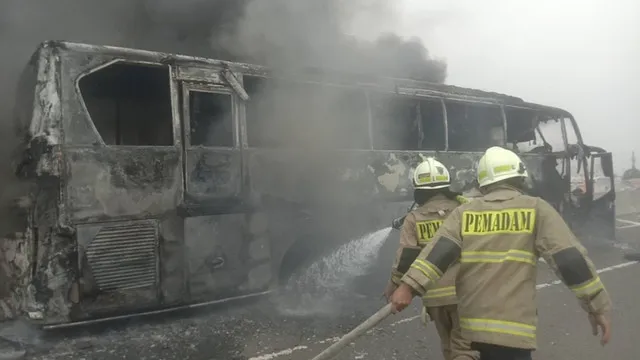 Bus Rombongan Manasik Haji TK Terbakar di Tol Wiyoto Jaktim