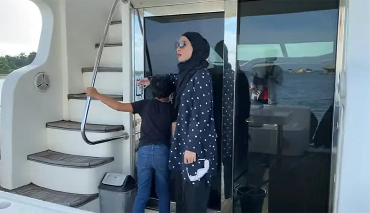 Potret Ratna Galih saat menumpangi kapal pesiarnya. Foto : YT/ratnagalih