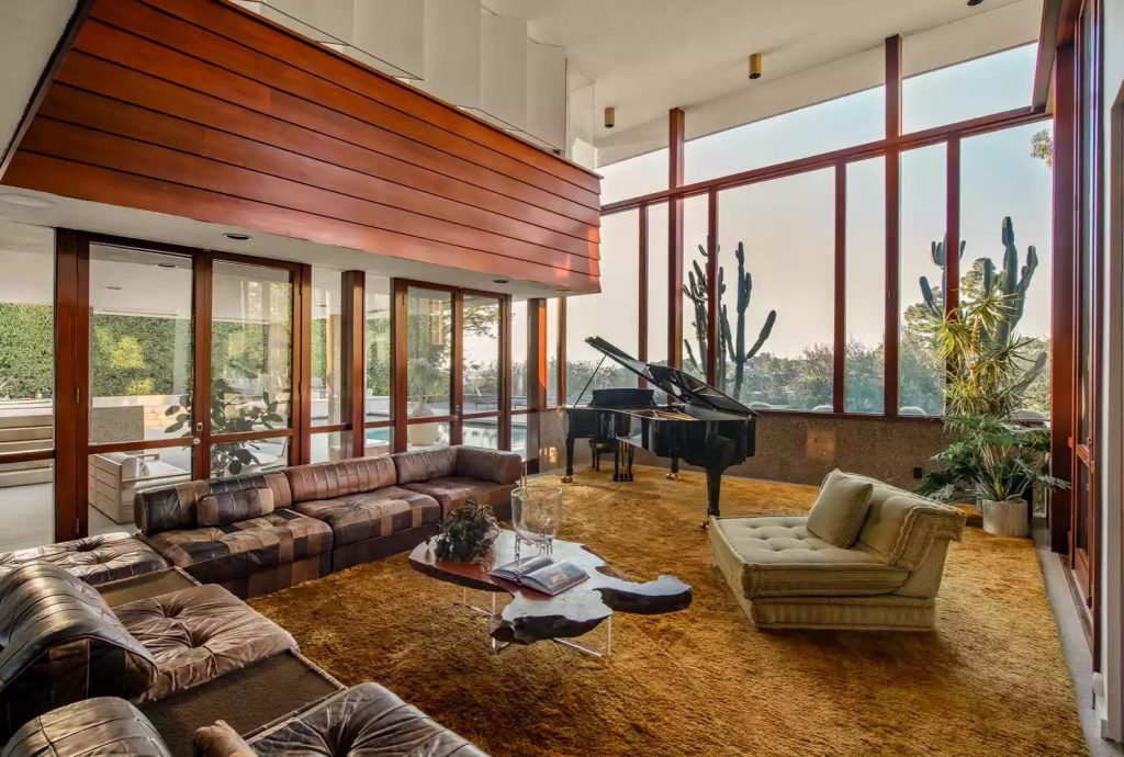Ruang tengah megah rumah Charlie Puth yang dilengkapi piano (Foto: Nolasco Studios)