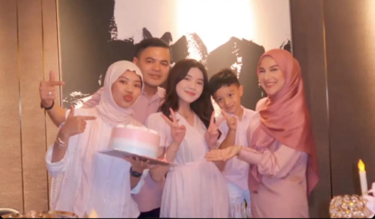 Potret Irish Bella dan Haldy Sabri bersama anak mereka. Foto : Instagram/calistamarshanda