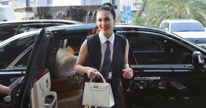 Ditanya Soal Kepemilikan Mobil Mewah, Ini Pengakuan Sandra Dewi
