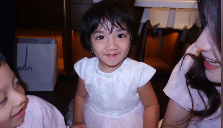 Potret akrab anak kandung dan sambung Irish Bella. Foto : tiktok.com/hotnewscctv