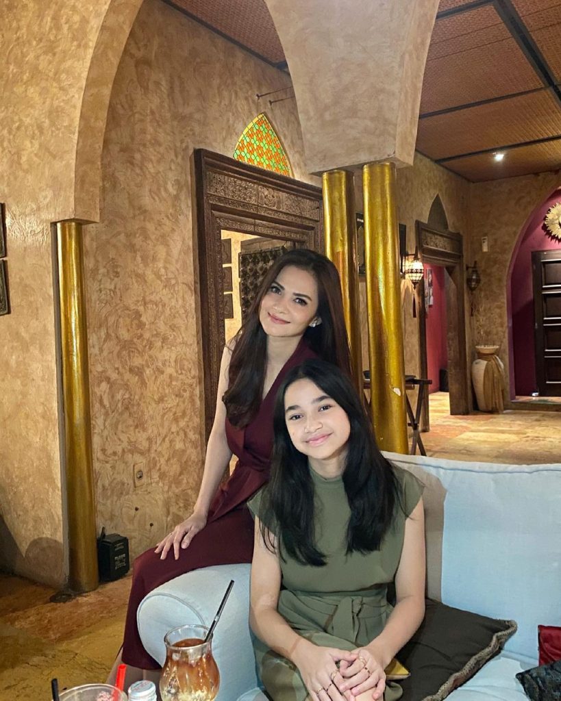 Potret ibu dan putrinya di tahun 2021 (Foto: Instagram/cuttaryofficial)