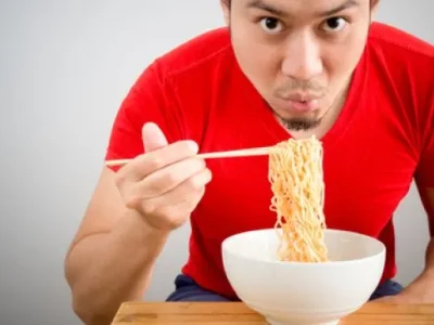 ILUSTRASI : Ada beberapa makanan yang tak boleh dikonsumsi bersamaan dengan mie instan. Foto : Shutterstock