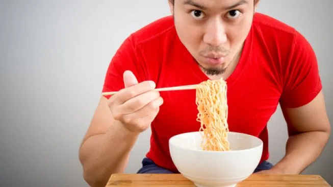Makanan Ini Tidak Boleh Dikonsumsi Bersamaan dengan Mie Instan
