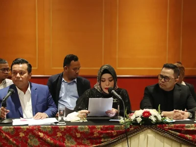 DITUDING MAFIA SKINCARE: Heni Sagara mengambil tindakan hukum terhadap dr Oky Pratama, Ricard Lee, dan Nikita Mirzani karena telah mencemarkan nama baiknya. (Foto: Reza/Nyata)