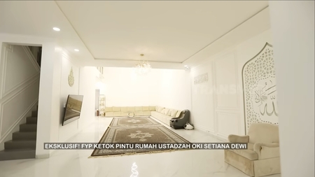 Ruang tamu serba guna di rumah Oki Setiana Dewi. Foto :