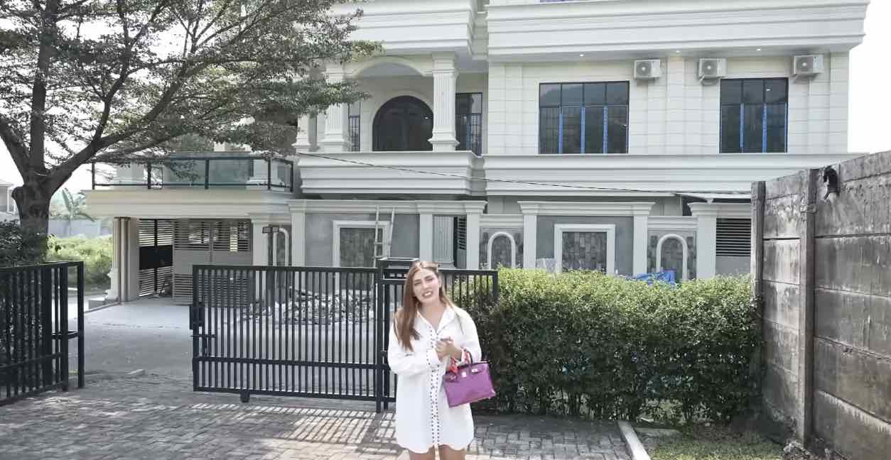 Rumah mewah Rey Utami tampak dari depan. (Foto: YouTube/Reyben Entertainment)