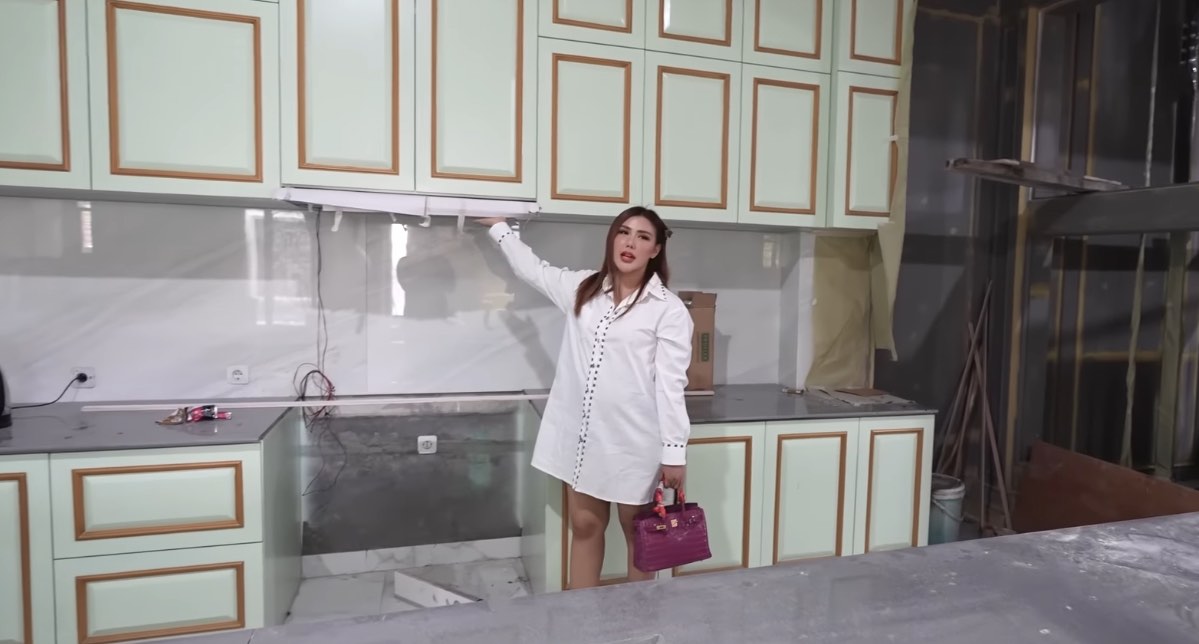 Rumah mewah Rey Utami di bagian dapur. (Foto: YouTube/Reyben Entertainment)