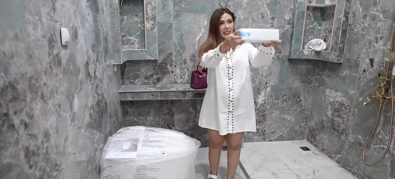 Rey Utami saat menunjukkan ruangan kamar mandi. (Foto: YouTube/Reyben Entertainment)