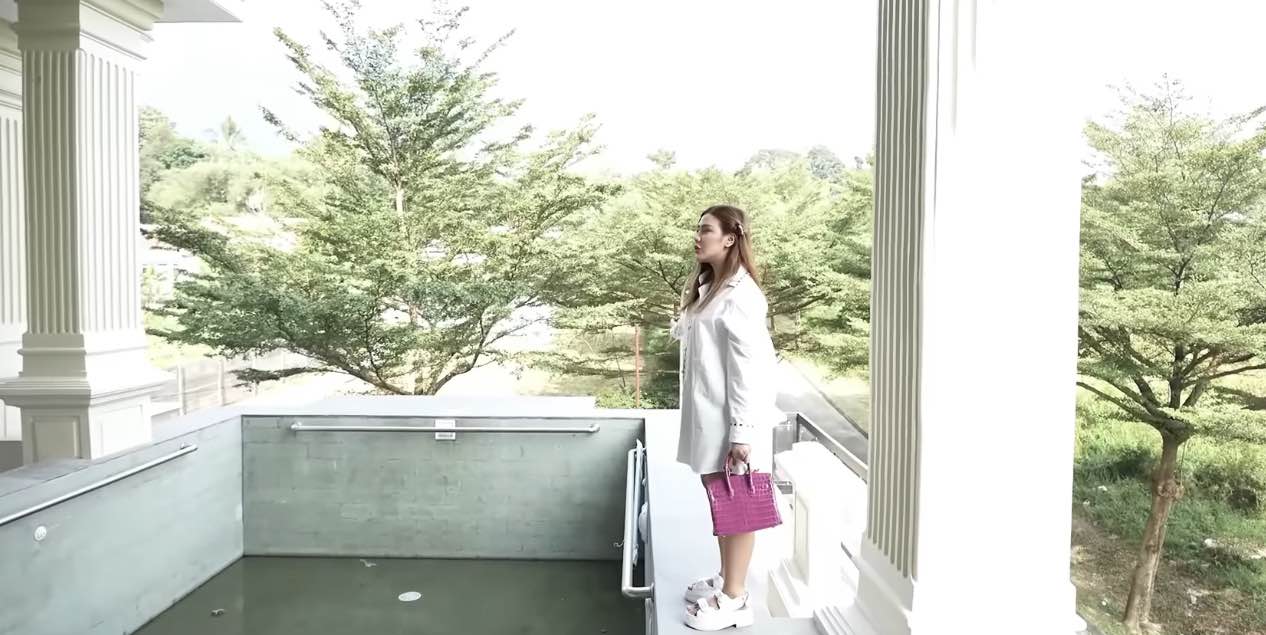 Rey Utami saat menunjukkan balkon rumah mewahnya. (Foto: YouTube/Reyben Entertainment)