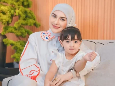 Irish Bella saat bersama anak bungsunya, Amala. (Foto: Instagram/_irishbella_)