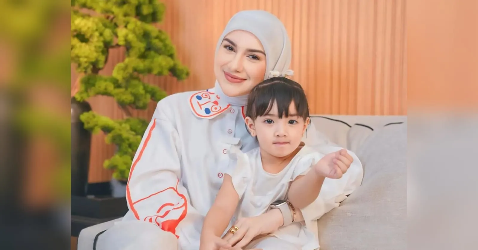 Potret Kedekatan Anak Kandung dan Sambung Irish Bella