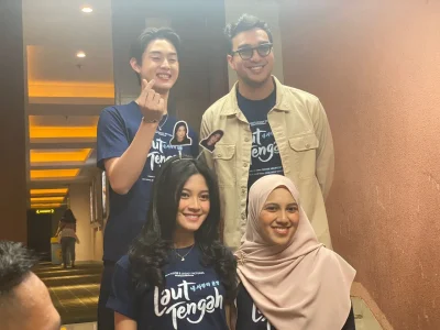 Para pemain dan penulis novel 'Laut Tengah'. (Foto: Padnya)