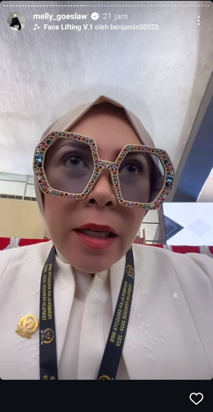 Gaya Melly Goeslow pakai kacamata besar saat menghadiri rapat pertama sebagai anggota DPR RI 2024-2029. (Foto: Instagram/mellygoeslow)