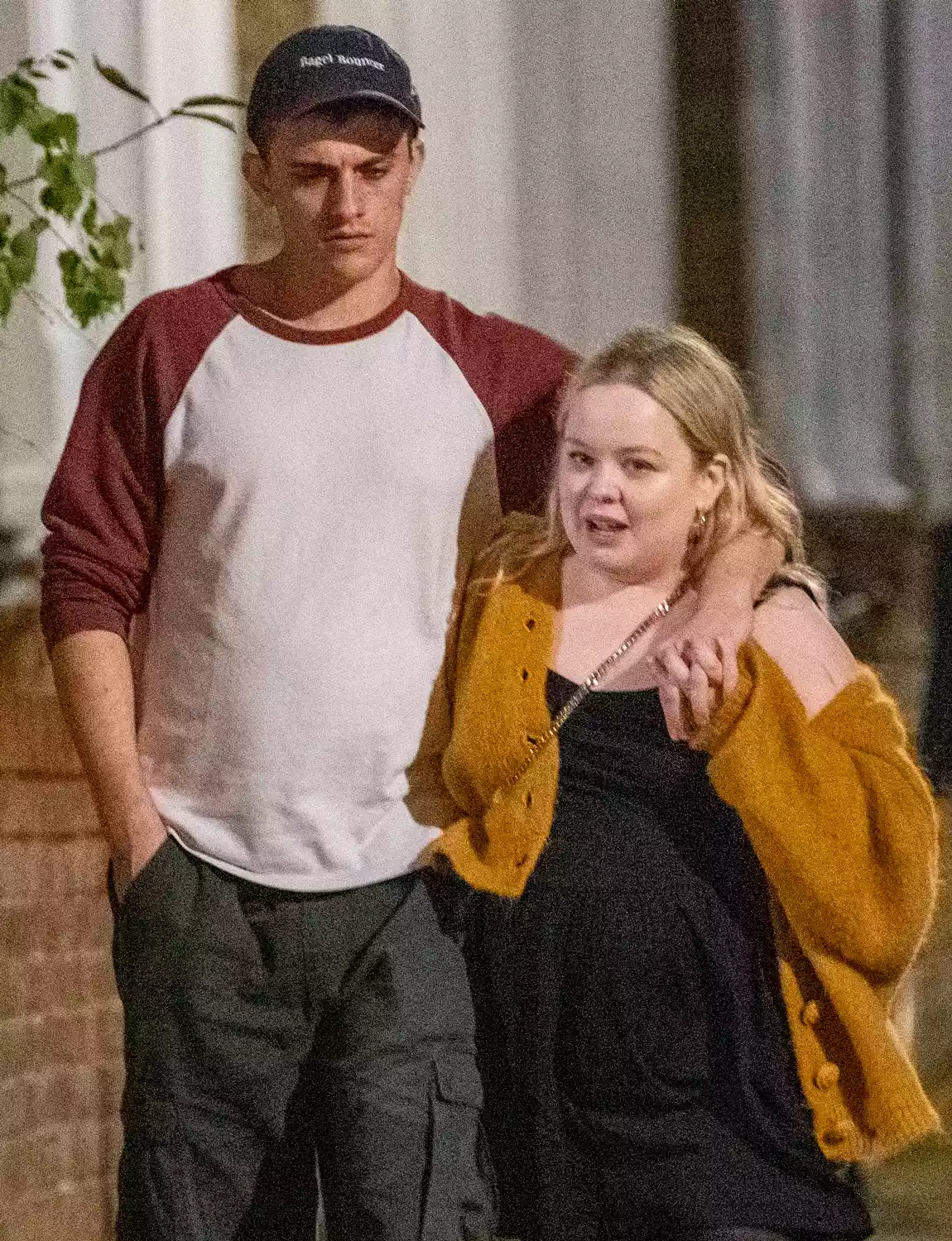 Nicola dan Jake pamer kemesraan di jalanan London. Foto: Dok. MJ-Pictures.com / SplashNews
