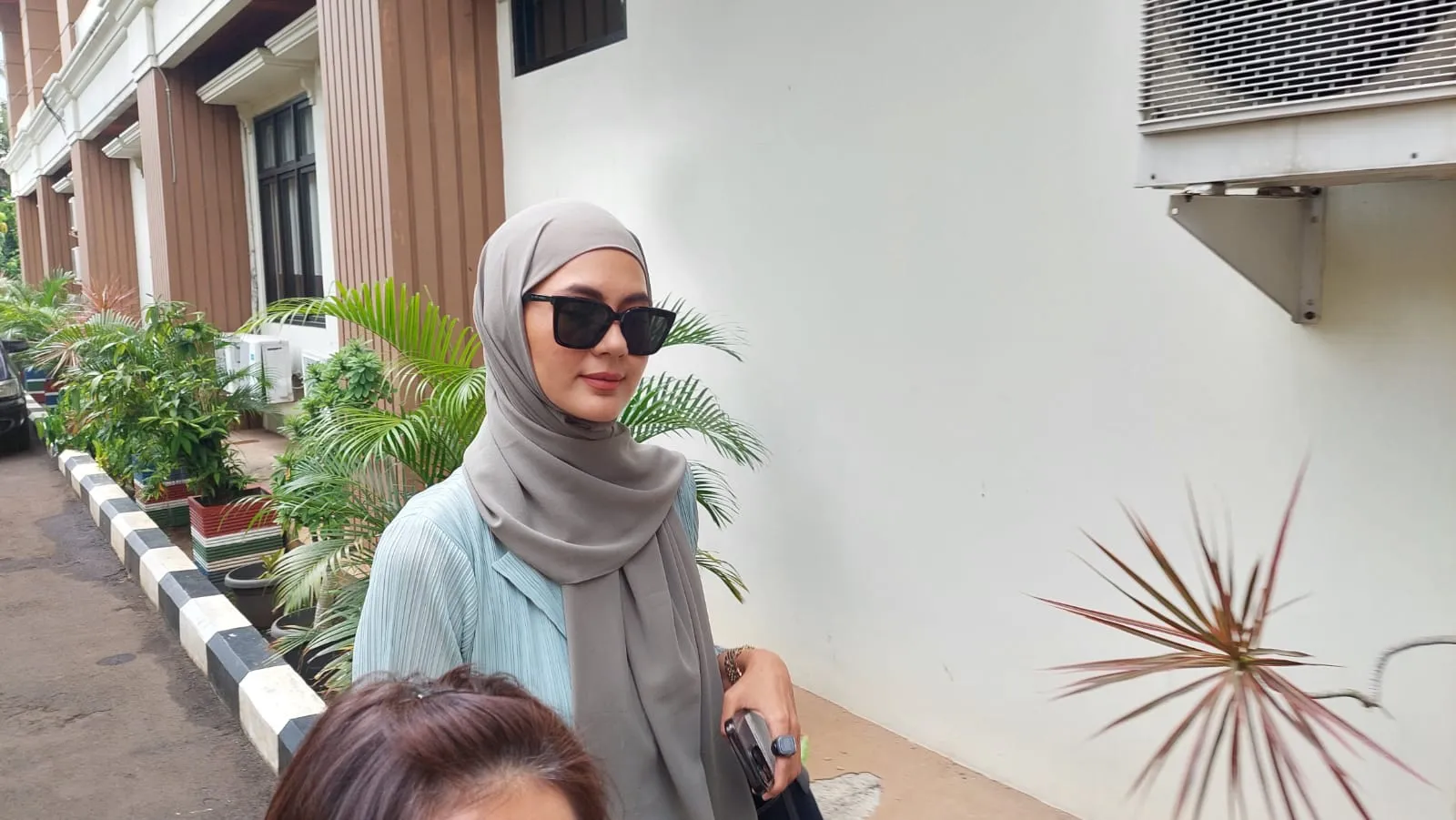 Hadir di Sidang Perdana, Paula Verhoeven Memilih Bungkam