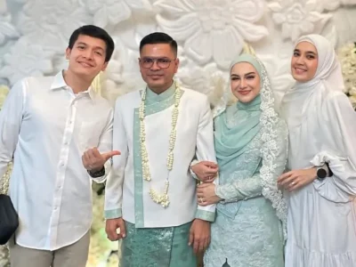 Irish Bella bersama suami baru saat foto bersama dengan Dimas Seto dan Dhini Aminarti. (Foto: Instagram/dhiniaminarti)