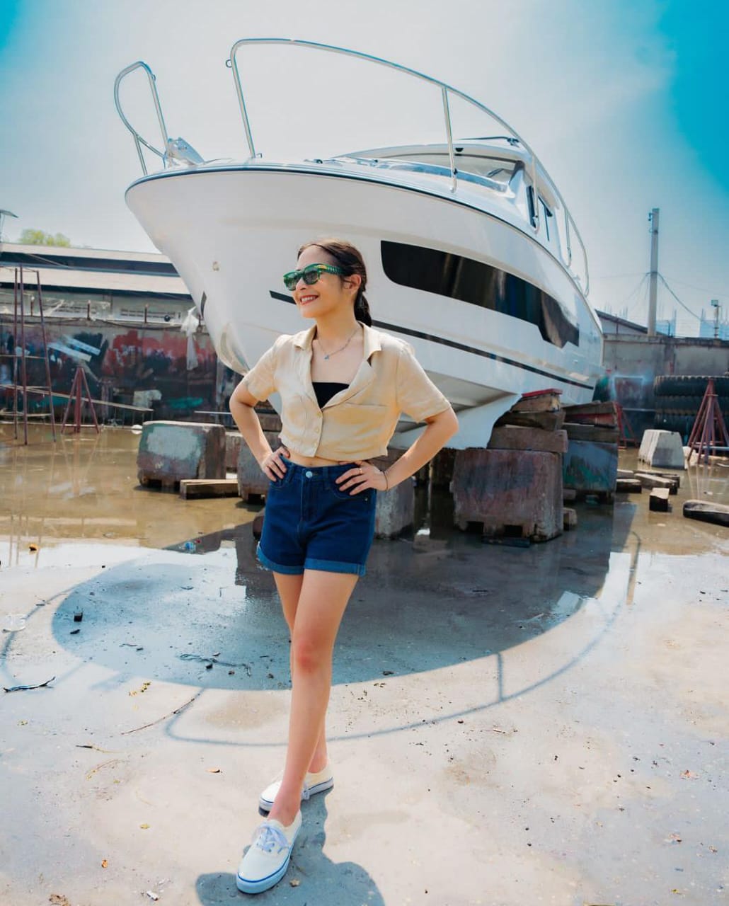 Prilly Latuconsina baru saja membeli yacht. (Foto: Instagram/prillylatuconsina96)