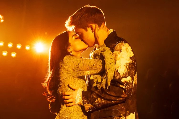 Kit Connor dan Rachel Zegler berciuman saat memerankan Romeo dan Juliet. (Foto: Matthew Murphy)