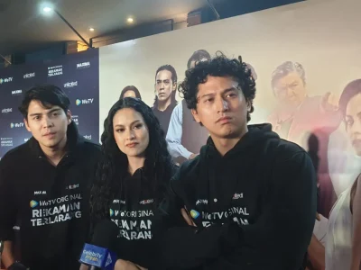 Clara Bernadeth (tengah) dan Maxime Bouttier (kiri) debut sebagai mantan pasangan kekasih di serial 'Rekaman Terlarang'. (Foto: Agnes/Nyata)