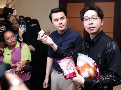 Richard Lee dan Oky Pratama kecewa karena Heni Sagara tak mau menemui mereka. (Foto: Reza/Nyata)