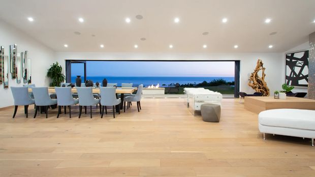 Ruang Keluarga di Rumah Matthew Perry di Pacific Palisades. Foto: Sotheby's International Realty