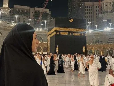 TANPA SUAMI: Paula Verhoeven ke Tanah Suci untuk menunaikan ibadah umrah. Foto : Instagram/paula_verhoeven