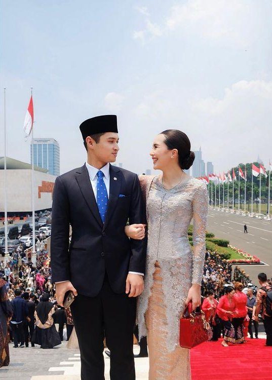 Beby Tsabina mendampingi suami, Rizki Natakusumah, yang dilantik menjadi Anggota DPR RI. Foto : Instagram/bebytsabina