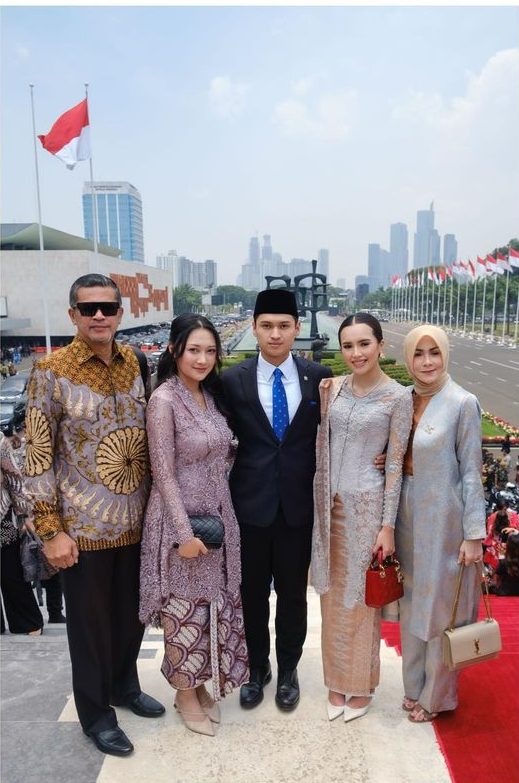 Beby Tsabina mendampingi suami, Rizki Natakusumah, yang dilantik menjadi Anggota DPR RI. Foto : Instagram/bebytsabina