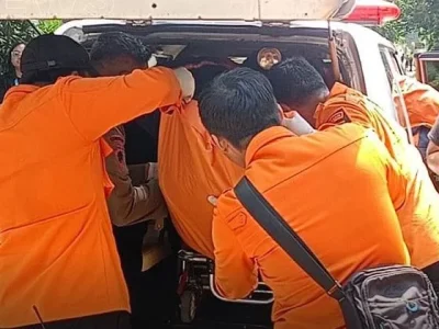 Mahasiswa UK Petra saat dievakuasi setelah ditemukan tewas diduga bunuh diri. Foto : Command Center 112 Surabaya