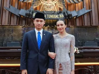 Beby Tsabina mendampingi suami, Rizki Natakusumah, dalam pelantikan DPR RI 2024. Foto : Instagram/bebytsabina