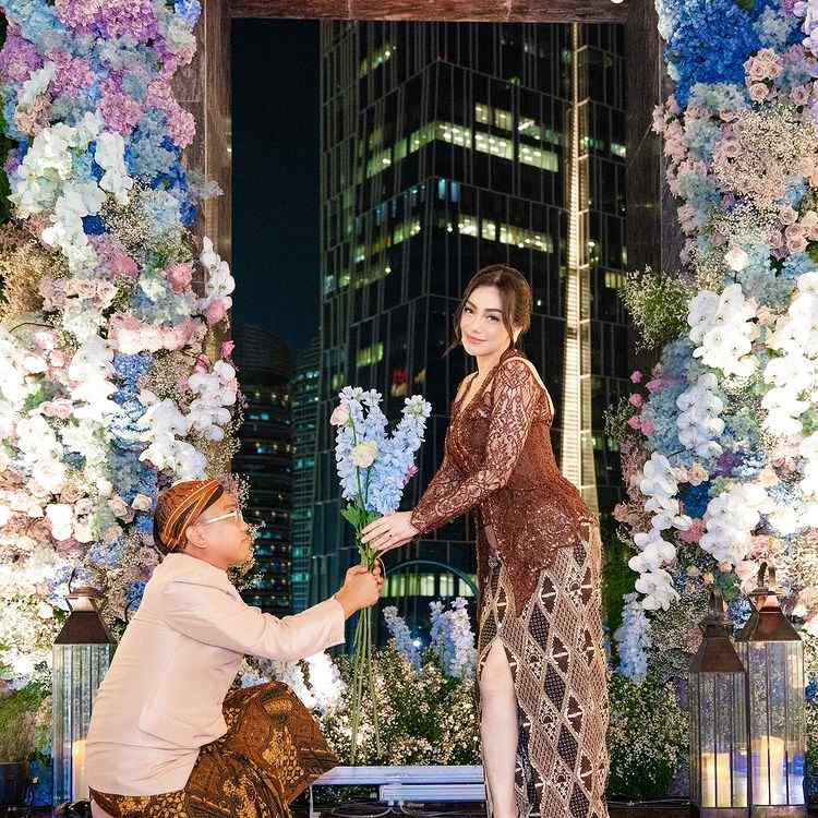 Celine Evangelista tampil menawan mengenakan kebaya coklat dan bawahan batik. Foto : Instagram/aanstory