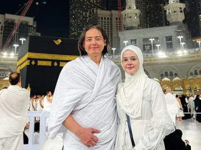 Cut Ratu Meyriska dan Roger Danuarta sedang berada di Tanah Suci untuk melaksanakan ibadah umrah. Foto : Instagram/cutratumeyriska