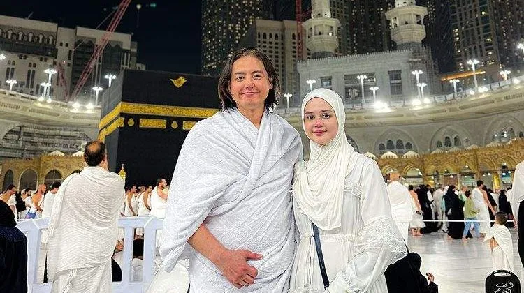 Potret Roger Danuarta dan Cut Meyriska Umrah, Tawaf Sambil Gendong Anak