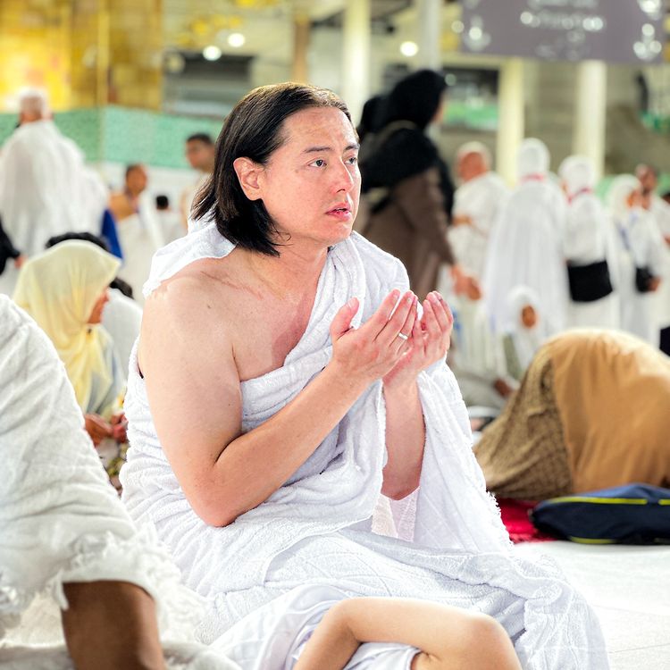 Roger Danuarta berdoa di depan Ka'bah. Foto : Instagram/cutratumeyriska