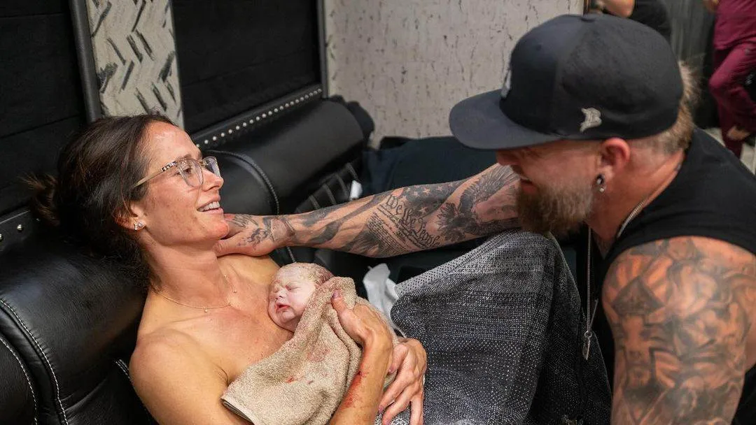 Istri Brantley Gilbert Melahirkan di Bus saat Dampingi Konser