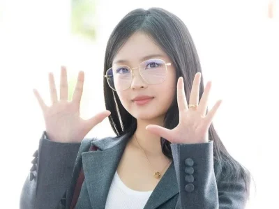 Hanni NewJeans jadi korban perundungan di tempat kerja. Foto: Dok. Instagram @koreadispatch