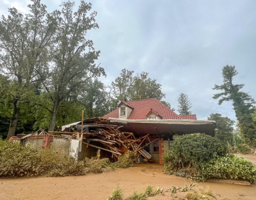 Salah satu bangunan di kediaman yang rusak karena Badai Helene (Foto: Instagram/biltmoreestate)