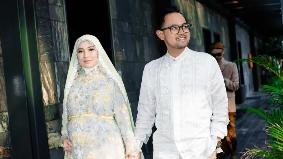 Mewahnya Acara Mitoni Shandy Purnamasari dan Juragan 99