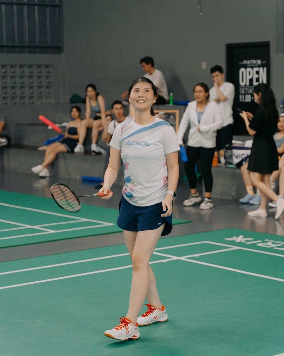Gaya Mitzi Abigail saat bermain bulu tangkis. Foto : Instagram/mitziabigail