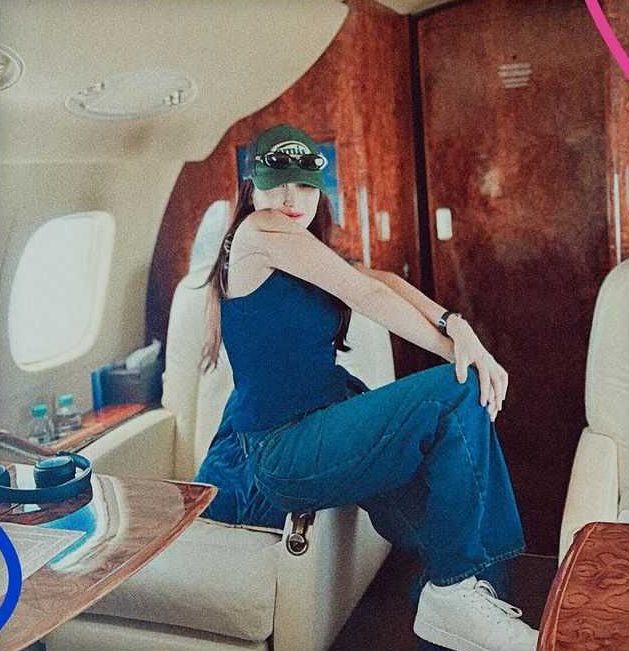 Ayu Ting Ting memamerkan potret dirinya saat naik private jet. Foto : Instagram/ayutingting92