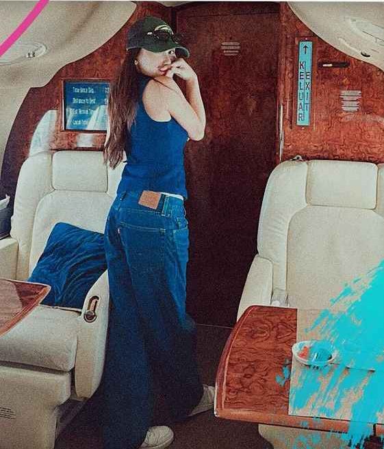 Ayu Ting Ting memamerkan potret dirinya saat naik private jet. Foto : Instagram/ayutingting92