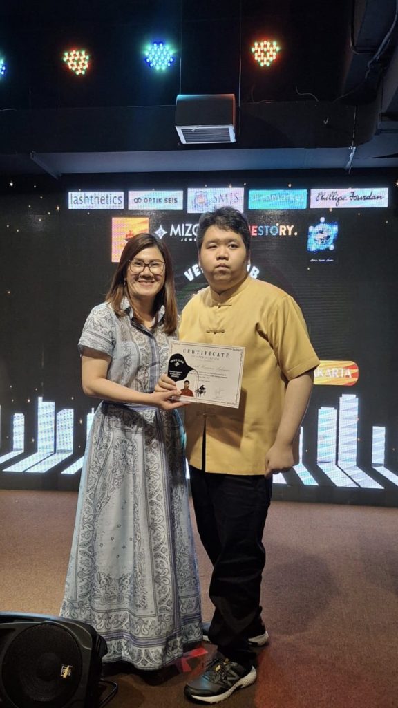 Veny Lie bersama salah seorang siswa saat konser. (Foto: Dok. Pri)