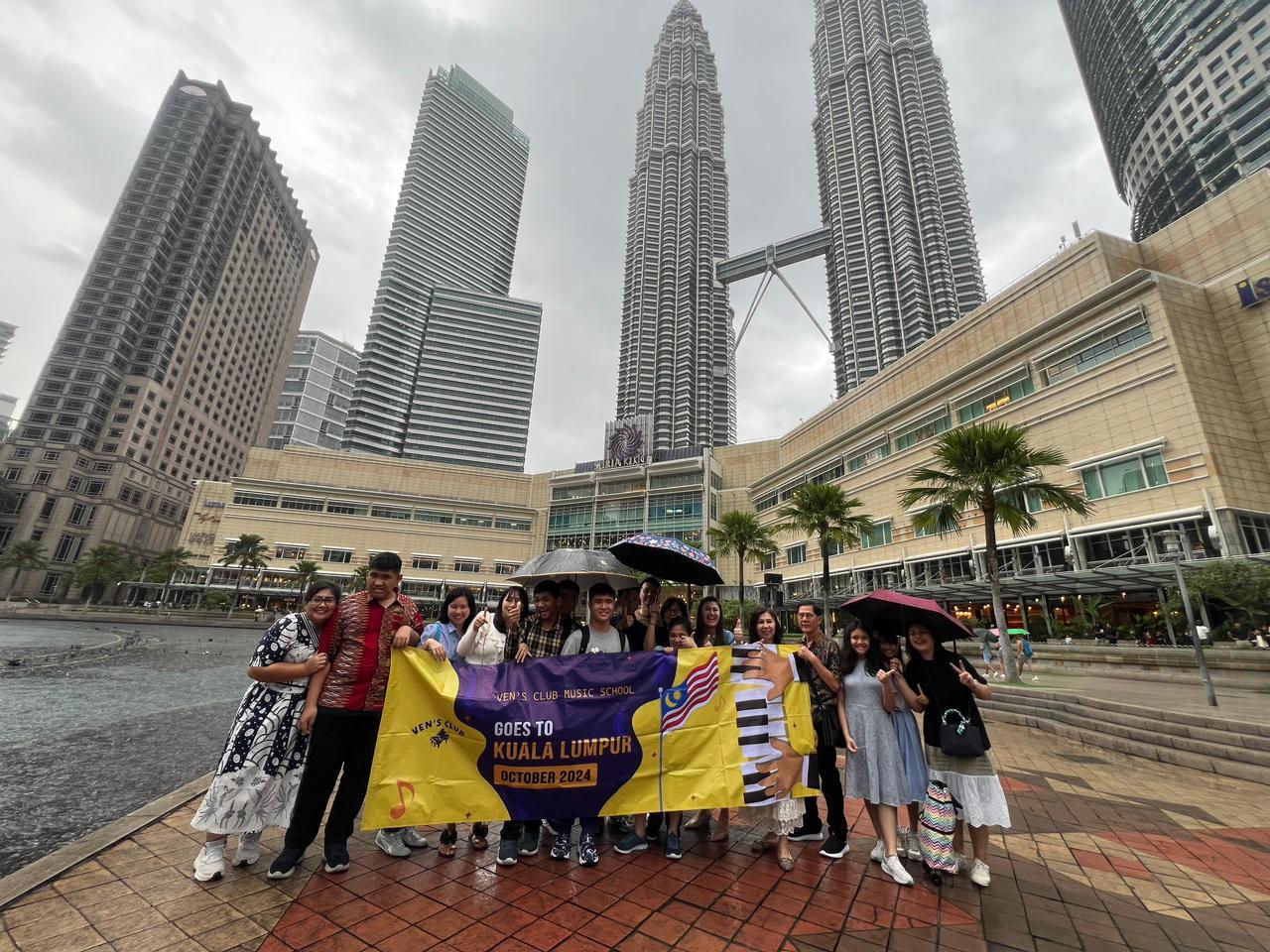 Veny Lie bersama murid-muridnya saat di Kuala Lumpur, Malaysia. (Foto: Dok. Pri)