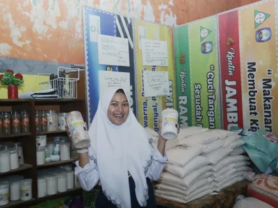 Siswi SMPN 19 Surabaya, Verlita Anggraini Putri saat menunjukkan produk cangkang telur. (Foto: Ikhsan/Nyata)