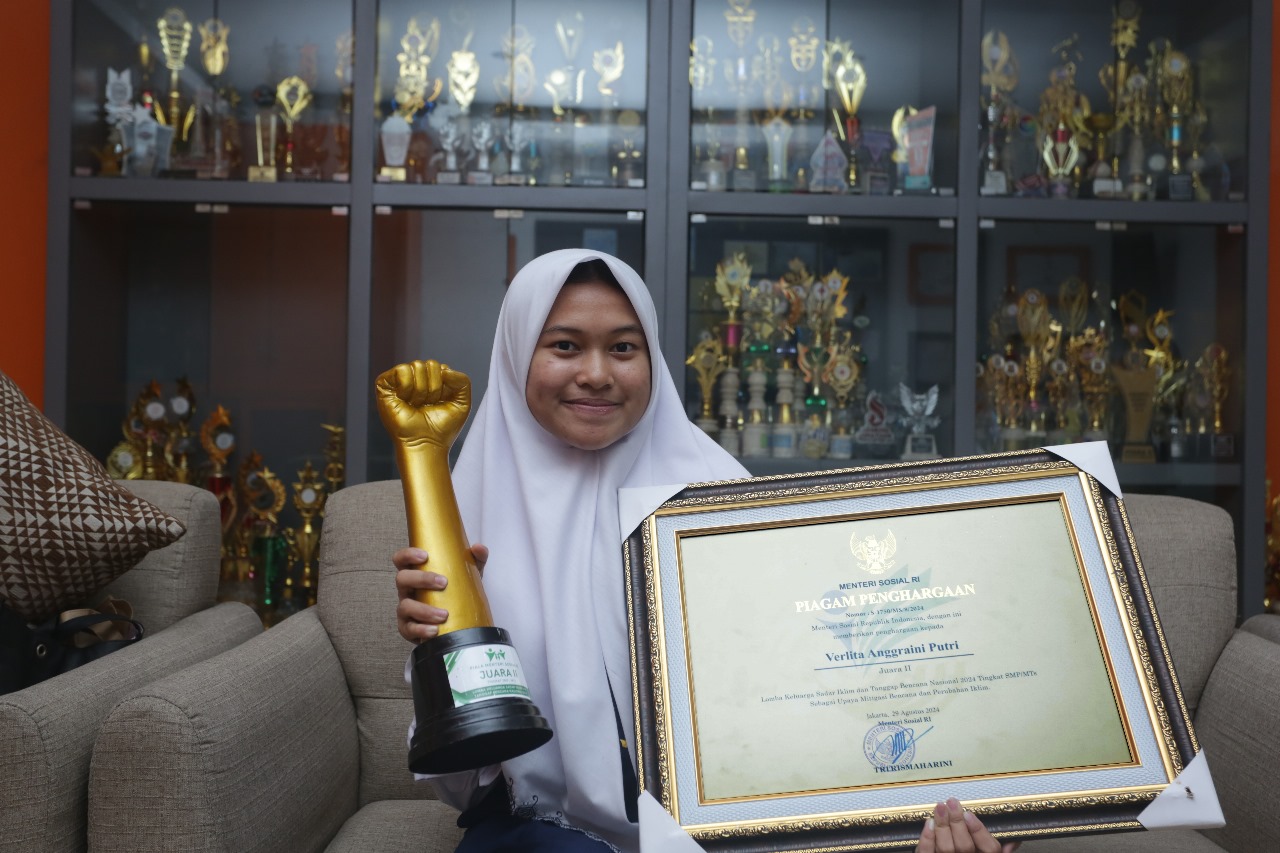 Verlita Anggraini Putri raih penghargaan atas kontribusinya mengolah limbah cangkang telur. (Foto: Ikhsan/Nyata)